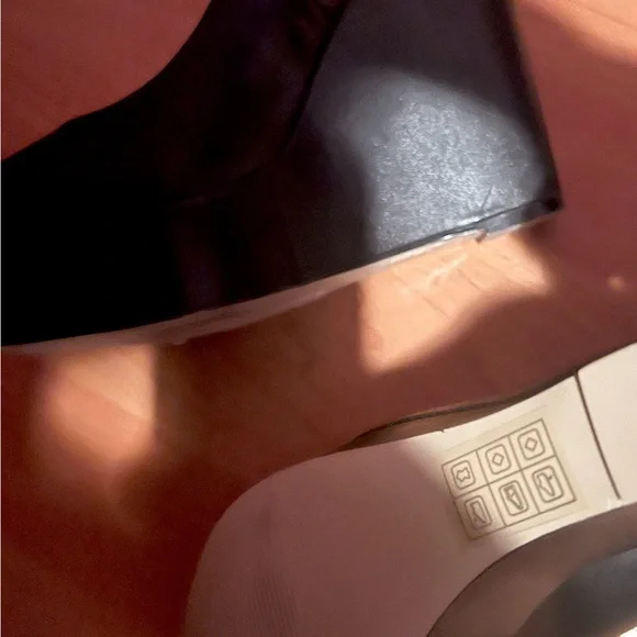 Le Chateau Black Wedge Shoes - Picture 3 of 3